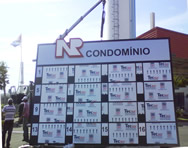 Toten em ACM (Aluminio composto) com logomarca em alto relevo confeccionado em aço galvanizado, e pintura automotiva.